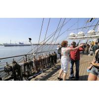 3000_14073 Einlaufparade beim Hamburger Hafengeburtstag; Tanz an Bord. | Hafengeburtstag Hamburg - groesstes Hafenfest der Welt